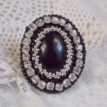Black Stone Ring geborduurd met een edelsteen, zwarte onyx, kristallen en rocailles.